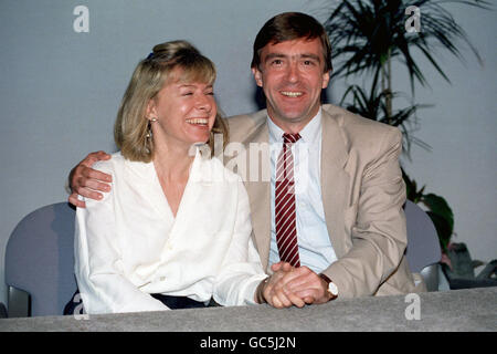 FREED GEISEL JOHN MCCARTHY MIT SEINER FREUNDIN JILL MORRELL WÄHREND EINER PRESSEKONFERENZ IN LONDON. Stockfoto