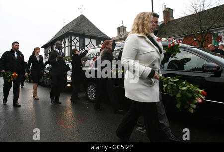 Die Mitglieder der Öffentlichkeit stellen Blumen auf die Cortege, die die Särge des Offizierskollegs der Klasse 1 Darren Chant, 40, Sergeant Matthew Telford, 37, Guardsman Jimmy Major, 18, von der Grenadier Guards, Corporal Steven Boote, 22, Corporal Nicholas Webster-Smith, 24, von der Royal Military Police, Und Serjeant Phillip Scott, 30 vom 3. Bataillon der Gewehre, durchläuft die Straßen von Wootton Bassett in Wiltshire, als Hunderte von Menschen sich herausstellen, um den gefallenen Soldaten, die in Afghanistan getötet wurden, ihren Respekt zu erweisen. Stockfoto