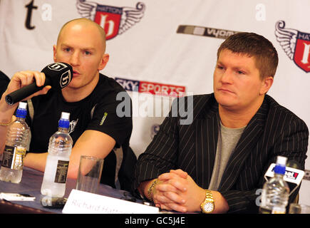 Boxen - Matthew Hatton Pressekonferenz - Fenton Manor Sports Complex. Der britische Matthew Hatton (links) und sein Bruder Ricky während einer Pressekonferenz im Fenton Mannor Sports Complex, Stoke on Trent. Stockfoto