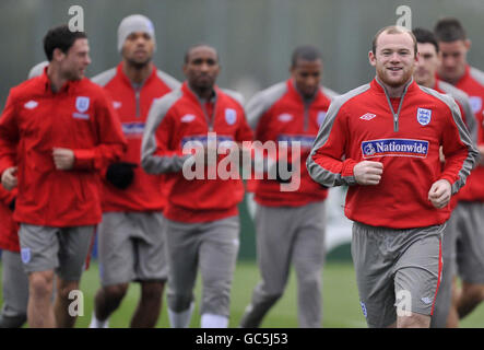 Der englische Wayne Rooney (rechts) während eines Trainings in London Colney, Hertfordshire. Stockfoto