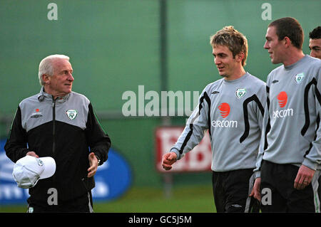 Der Manager der Republik Irland, Giovanni Trapattoni (links), spricht mit Kevin Doyle (Mitte) und Richard Dunne (rechts) während einer Trainingseinheit im Gannon Park, Malahide, Irland. Stockfoto