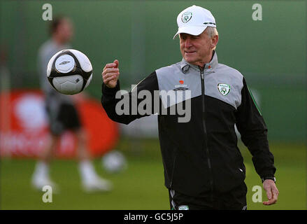 Fußball - FIFA Fußball-Weltmeisterschaft 2010 - Qualifying Play Off - erste Etappe - Republik Irland gegen Frankreich - Republik Irland Training .... Giovanni Trapattoni, Manager der Republik Irland, während einer Trainingseinheit im Gannon Park, Malahide, Irland. Stockfoto