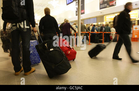 Lager am Flughafen Manchester. Gesamtansicht des Flughafens von Manchester, Abflugterminal 3. Stockfoto