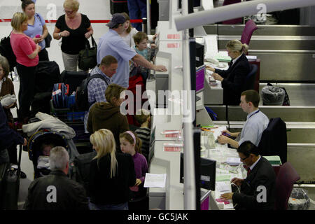 Lager am Flughafen Manchester. Gesamtansicht des Flughafens Manchester, Passagiere, die an den Abflügen von Terminal 2 einchecken. Stockfoto