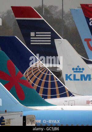 Die Heckflossen verschiedener Flugzeuge am Flughafen Manchester. Stockfoto