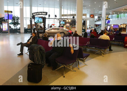 Lager am Flughafen Manchester. Allgemeine Ansicht der Passagiere, die an den Abflügen von Terminal 1 am Flughafen Manchester warten. Stockfoto