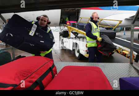 Lager am Flughafen Manchester. Allgemeine Ansicht der Gepäckabfertiger beim Entladen des Flugzeugs am Flughafen Manchester. Stockfoto