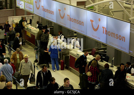 Lager am Flughafen Manchester. Gesamtansicht des Flughafens Manchester, Check-in-Schalter an den Abflügen von Terminal 2. Stockfoto