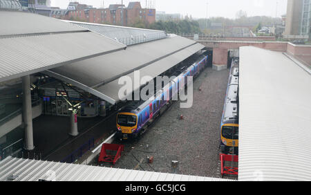 Lager am Flughafen Manchester. Gesamtansicht des Bahnhofs Manchester Airport. Stockfoto