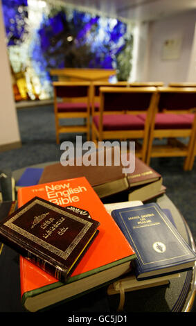 Lager am Flughafen Manchester. Gesamtansicht des Gebetsraums am Flughafen Manchester. Stockfoto