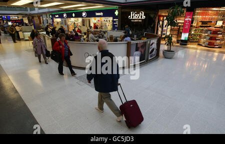 Lager am Flughafen Manchester. Gesamtansicht des Flughafens von Manchester, Abflugterminal 2. Stockfoto