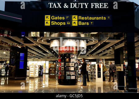 Lager am Flughafen Manchester. Gesamtansicht des Flughafens von Manchester, Abflugterminal 2. Stockfoto