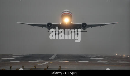 Lager am Flughafen Manchester. Allgemeine Ansicht eines Flugzeugs, das am Flughafen Manchester abfliegt. Stockfoto