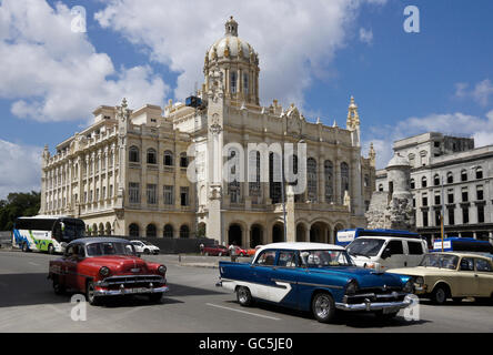 Amerikanische Oldtimer übergeben, das Museo De La Revolucion (Museum der Revolution), Havanna, Kuba Stockfoto