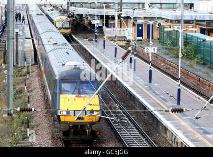 Ein East Coast Main Line Zug fährt vom Peterborough Bahnhof ab. Um Mitternacht übernahm die Regierung die East Coast Main Line, als der National Express das Franchise mit Bargeld aufgab. Stockfoto