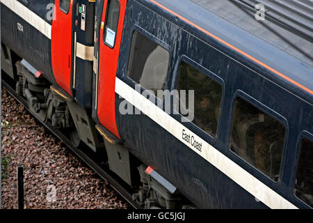 Ein East Coast Main Line Zug fährt vom Peterborough Bahnhof ab. Um Mitternacht übernahm die Regierung die East Coast Main Line, als der National Express das Franchise mit Bargeld aufgab. Stockfoto