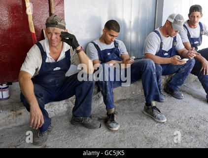 Autoarbeiter auf Pause, NostalgiCars Garage, Havanna, Kuba Stockfoto