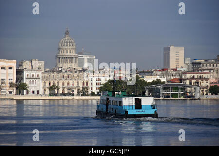 Blick auf El Capitolio und Habana Vieja (Altstadt) Skyline von Regla, Kuba, mit Passagier-Fähre im Vordergrund Stockfoto