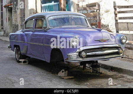 1950er Jahre lila Chevrolet bis auf Blöcke vor Haus, Regla, Kuba Stockfoto