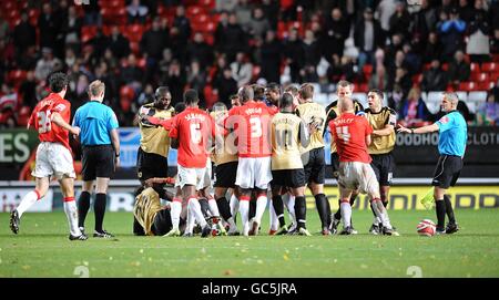 Fußball - Coca-Cola Football League One - Charlton Athletic / Milton Keynes Dons - The Valley. Einige der Spieler Charlton Athletic und Milton Keynes Dons treffen sich gegen Ende des Spiels Stockfoto