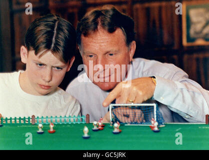 HAUPTMANN DER ENGLISCHEN FUSSBALLMANNSCHAFT BOBBY MOORE ZEIGT DANNY WÄHREND IHRES WELTCUPSIEGES 1966 EINIGE SUBBOTEO-TISCHTECHNIKEN. Stockfoto