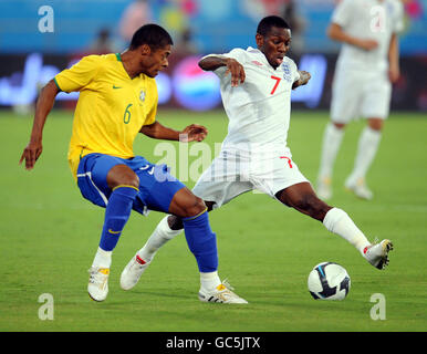 Shaun Wright Phillips (rechts) von England im Einsatz mit Fernandes Michel Bastos von Brasilien während der Internationalen Freundschaftstadions im Khalifa International Stadium, Doha, Katar. Stockfoto