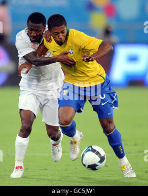 Shaun Wright Phillips (rechts) von England im Einsatz mit Fernandes Michel Bastos von Brasilien während der Internationalen Freundschaftstadions im Khalifa International Stadium, Doha, Katar. Stockfoto