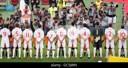 Die englische Mannschaft stellt sich für die Nationalhymne vor dem International Friendly im Khalifa International Stadium, Doha, Katar. Stockfoto