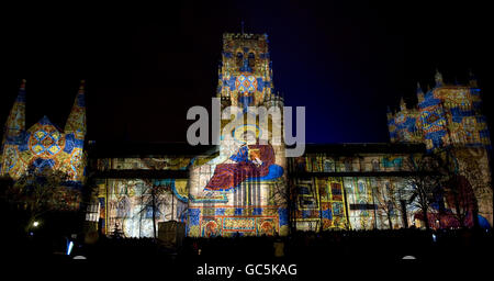 Lumiere Festival - Durham. Die Kathedrale von Durham wird während des Lumiere Festivals beleuchtet. Stockfoto