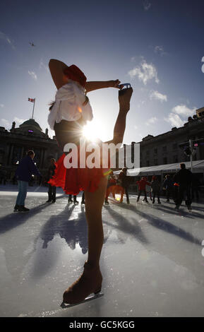 Ein junger Skater übt einen Vorzug eine Show feiert den 10. Geburtstag der Somerset House Ice Rink, die am 17. November für die Öffentlichkeit geöffnet wird. Stockfoto