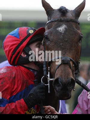 Jockey Paddy Brennan gibt Khyber Kim nach dem Gewinn des Greatwood Handicap Hurdle Race auf der Cheltenham Racecourse, Cheltenham, einen Festküss. Stockfoto