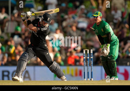 Der englische Kevin Pietersen wird von dem südafrikanischen Roelof van der Merwe geduckt, während er während des zweiten Twenty20 International im SuperSport Park, Centurion, Südafrika, einen Switch-Hit spielt. Stockfoto