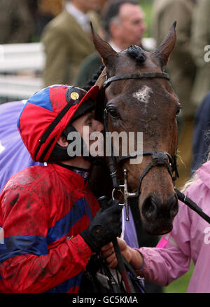 Der Jockey Paddy Brennan küsst Khyber Kim nach dem Sieg Das Greatwood Handicap-Hürdenrennen Stockfoto