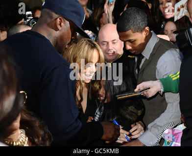 Sängerin Mariah Carey wird von Fans begrüßt, als sie das Dorchester Hotel in London verlässt. Stockfoto