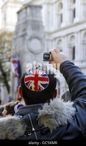 Eine Person beobachtet die jährliche Gedenkzeremonie und Parade der Vereinigung jüdischer Ex-Soldaten und Frauen im Cenotaph in London. Stockfoto