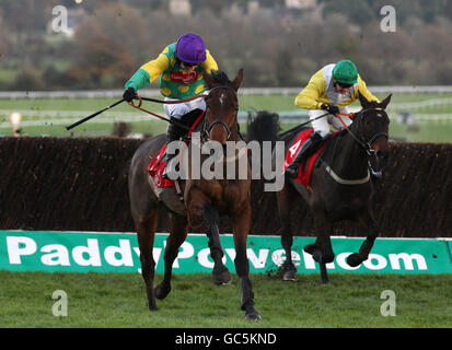 Der Jockey Ruby Walsh kämpft mit Master Minded, als er nach einem Sprung auf den letzten Zaun nach rechts zieht und auf der Cheltenham Racecourse in Cheltenham den 3. Platz erreicht. Stockfoto