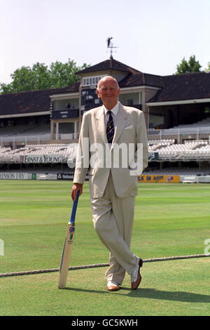 BRIAN JOHNSTON, VETERAN CRICKET KOMMENTATOR, TRÄGT SEINE GLÜCKLICHEN TEST MATCH SCHUHE BEI LORD'S. RADIO 3 SENDET AM WOCHENENDE 2 TRIBUTE AN JOHNSTON, UM NÄCHSTE WOCHE SEINEN 80. GEBURTSTAG ZU FEIERN. Stockfoto