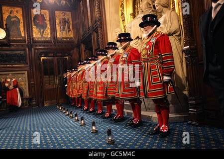 Yeomen der Garde führen eine zeremonielle Durchsuchung im House of Lords in London vor der Eröffnung des Parlaments durch. Stockfoto