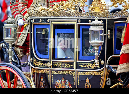 Die britische Königin Elizabeth II verlässt den Buckingham Palace zur Eröffnung des Parlaments im Zentrum Londons. Stockfoto