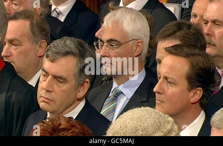 Premierminister Gordon Brown (links), Kanzler Alistair Darling (Mitte) und Vorsitzender der Konservativen Partei David Cameron (rechts) im House of Lords in London, während die britische Königin Elizabeth II. Die Rede der Königin während der Eröffnung des Parlaments vorliest. Stockfoto