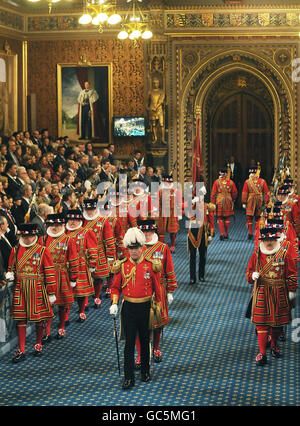 Yeoman of the Guard Gehen Sie durch die Königliche Galerie, während Königin Elizabeth II. Sich auf die Eröffnung des Parlaments vorbereitet. Stockfoto