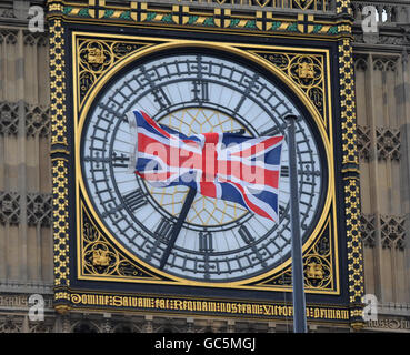 Die Unionsflagge fliegt heute am ersten Tag des neuen parlaments in Westminster, nachdem die Königin die neue Sitzung bei der diesjährigen Staatseröffnung des Parlaments offiziell eröffnet hat. Stockfoto