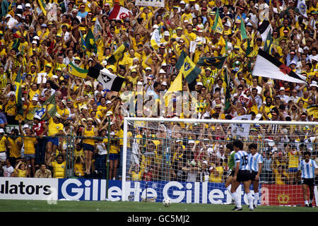 Fußball - Weltmeisterschaft Spanien 1982 - Gruppe C - Brasilien gegen Argentinien - Sarria Stadium. Brasilien-Fans feiern Stockfoto