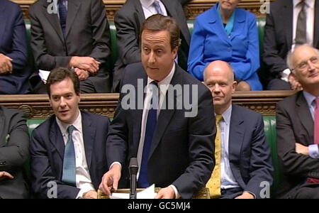 Der Vorsitzende der Konservativen Partei David Cameron reagiert auf die Rede der Königin vor dem Londoner Parlamentsgebäude. Stockfoto