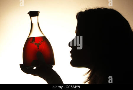 Bonhams Mitarbeiter Fran Campbell mit der Flasche Dalmore Oculus Whisky, die heute bei der Auktion für 27,600 bei Bonhams Auctioneers in Edinburgh verkauft wurde. Stockfoto