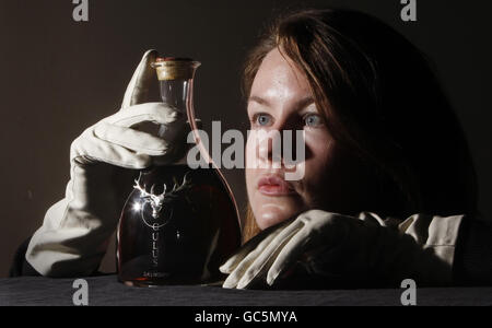 Bonhams Mitarbeiter Fran Campbell mit der Flasche Dalmore Oculus Whisky, die heute bei der Auktion für 27,600 bei Bonhams Auctioneers in Edinburgh verkauft wurde. Stockfoto