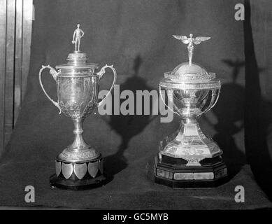 Die FA Amateur Cup Trophäe, links, und die Trophäe der British Home Championship (auch bekannt als die Home International Championship). Stockfoto