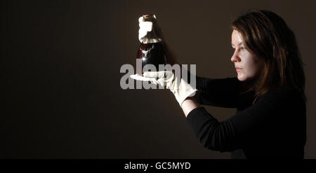 Bonhams Mitarbeiter Fran Campbell mit der Flasche Dalmore Oculus Whisky, die heute bei der Auktion für 27,600 bei Bonhams Auctioneers in Edinburgh verkauft wurde. Stockfoto