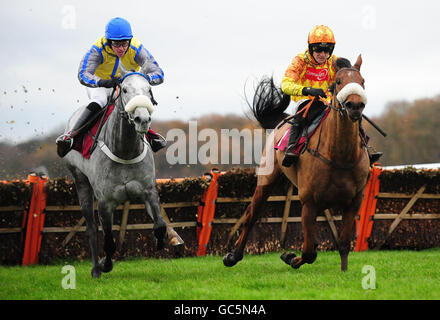 Pepe Simo von Ruby Walsh (rechts) schlägt jeden Tag von Jason Maguire geritten, um den neuen Download bei Betfair Casino Anfänger Hurdle Race während der Northwest Racing Masters Betfair Chase auf Haydock Park Racecourse, Merseyside zu gewinnen. Stockfoto