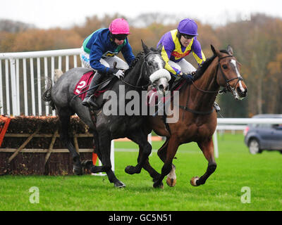 Mr Thriller (rechts) unter Tom Scudamore gewinnt das Tune into Timeform Radio Hurdle Race vor Starluck und Jockey Timmy Murphy während der Northwest Racing Masters Betfair Chase auf der Haydock Park Racecourse, Merseyside. Stockfoto